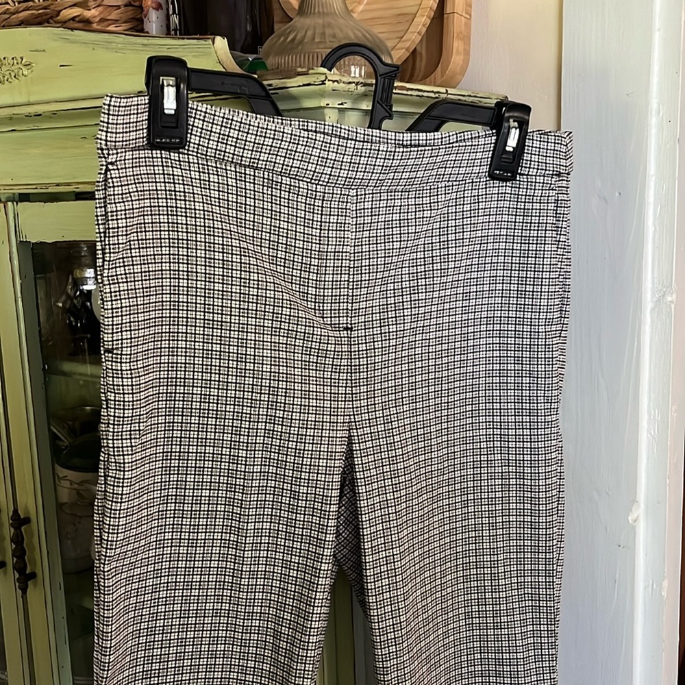 Black and white cropped stretch pants